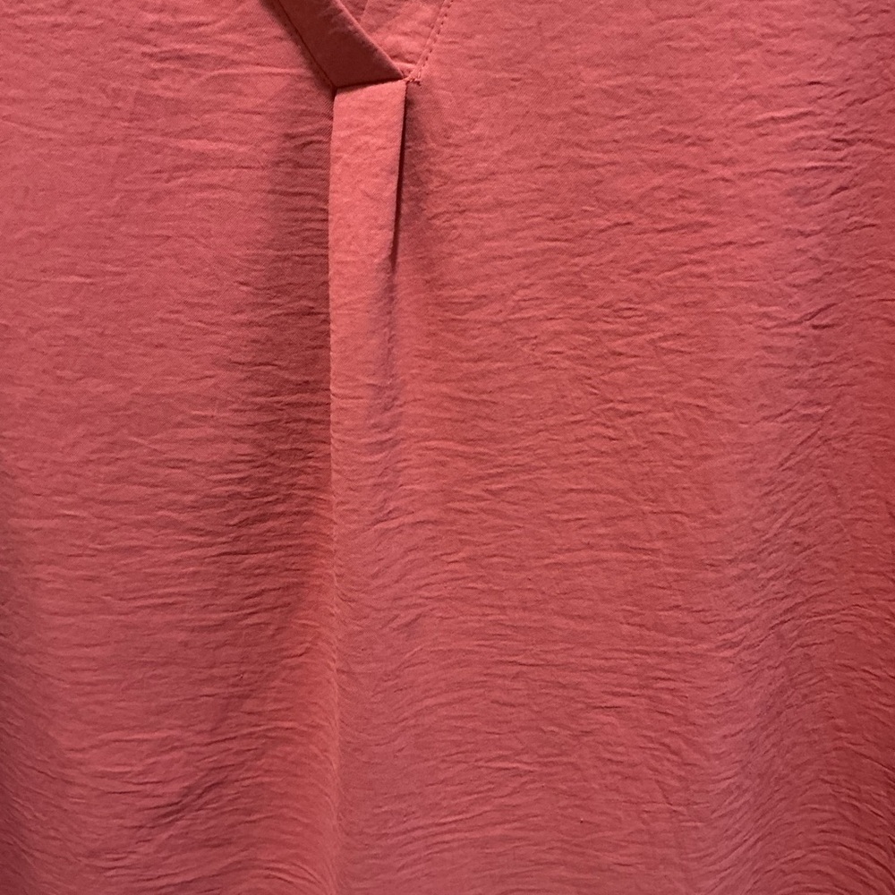 Entro coral-colored textured V-neck sleeveless top. Size L - Picture 4 of 7